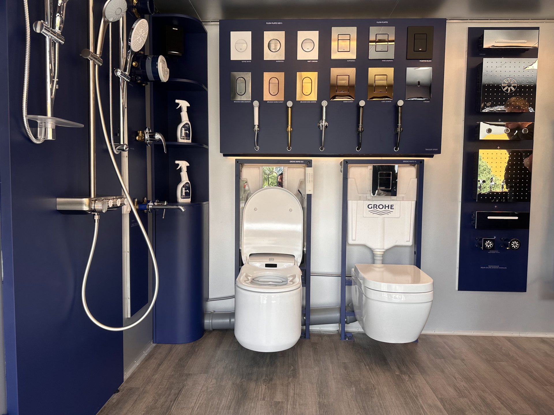 Демонстрационная стена с ассортиментом сантехники GROHE